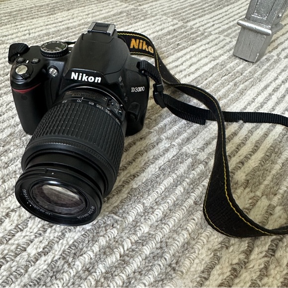 Nikon d3000 / 1 body - 2 lenses - Picture 2 of 7
